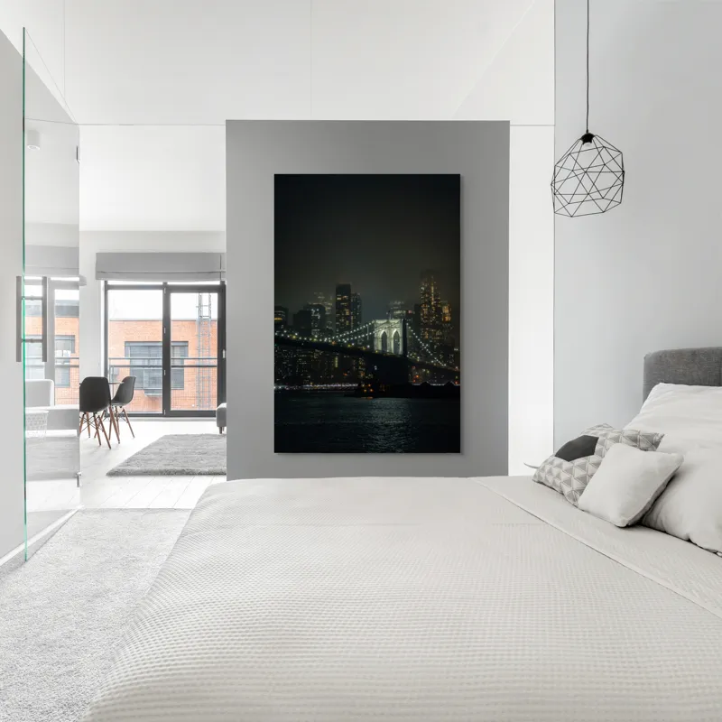 Tablou Canvas, "Podul sub lumina orașului nocturn", Pod, Lumină, Noapte, Reflexii, Clădiri, Ceață, Siluete, Skyline, Mister, Apă., 100 x 150 cm – poza 5