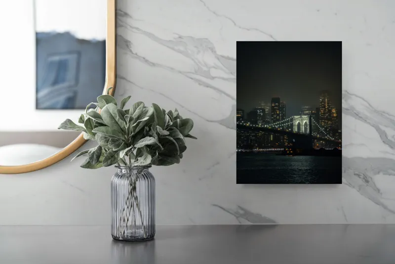 Tablou Canvas, "Podul sub lumina orașului nocturn", Pod, Lumină, Noapte, Reflexii, Clădiri, Ceață, Siluete, Skyline, Mister, Apă., 26 x 39 cm – poza 4