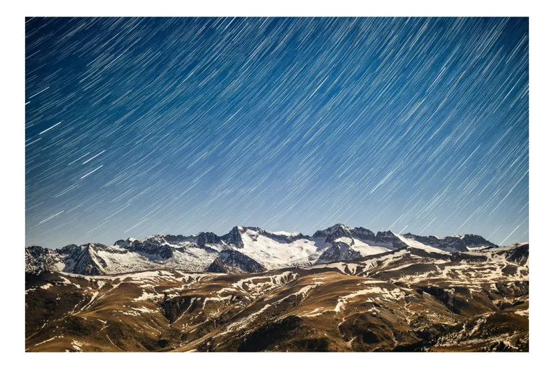 Tablou Canvas, "Cer înstelat deasupra munților înzăpeziți", Stele, Noapte, Munți, Zăpadă, Cer, Peisaj, Lumină, Mișcare, 100 x 100 cm