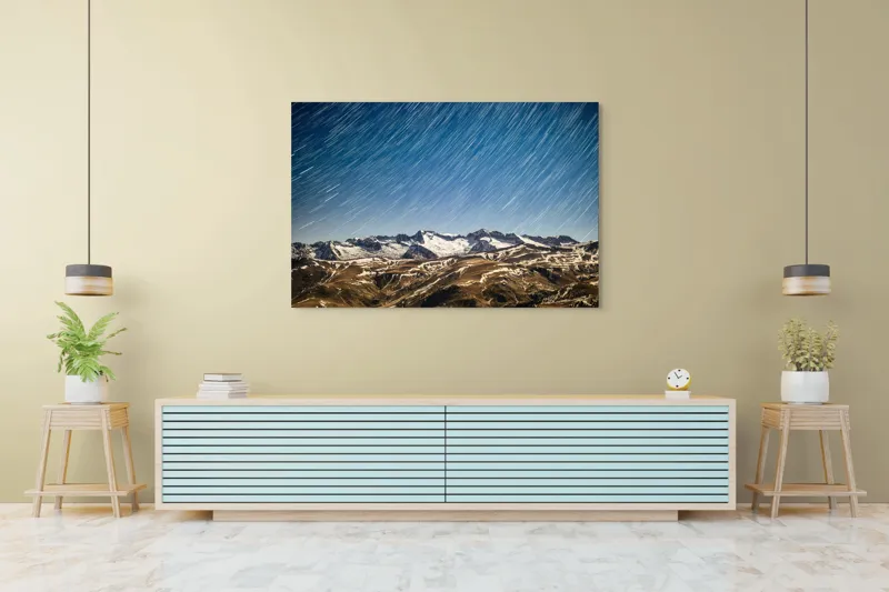 Tablou Canvas, "Cer înstelat deasupra munților înzăpeziți", Stele, Noapte, Munți, Zăpadă, Cer, Peisaj, Lumină, Mișcare, 150 x 100 cm – poza 6