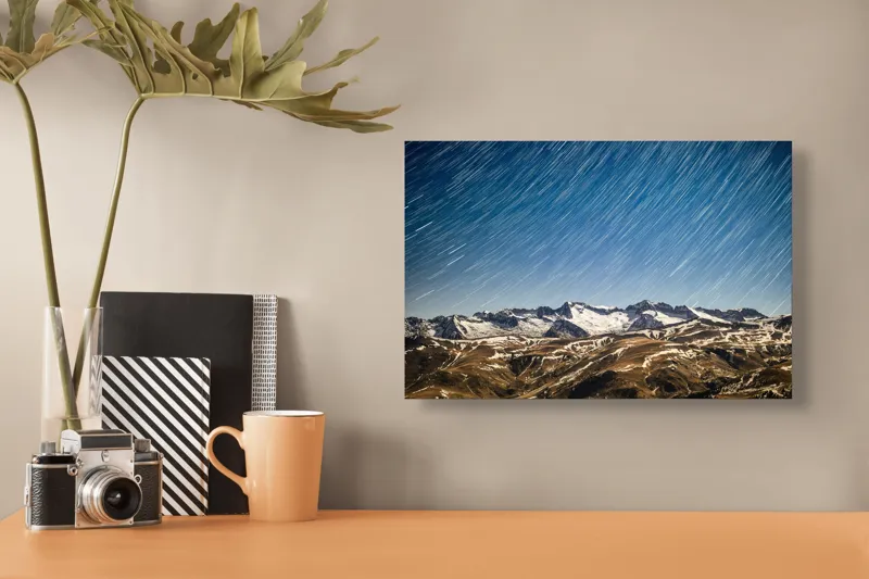 Tablou Canvas, "Cer înstelat deasupra munților înzăpeziți", Stele, Noapte, Munți, Zăpadă, Cer, Peisaj, Lumină, Mișcare, 39 x 26 cm – poza 3