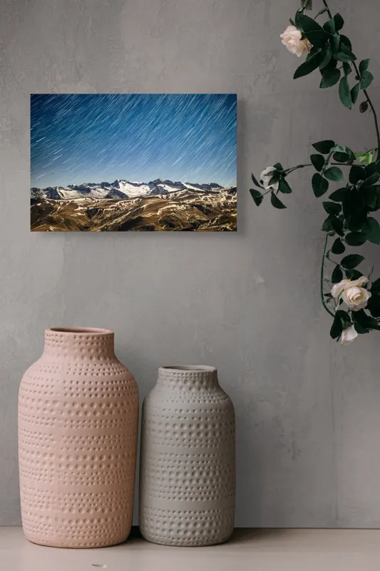 Tablou Canvas, "Cer înstelat deasupra munților înzăpeziți", Stele, Noapte, Munți, Zăpadă, Cer, Peisaj, Lumină, Mișcare, 39 x 26 cm – poza 4