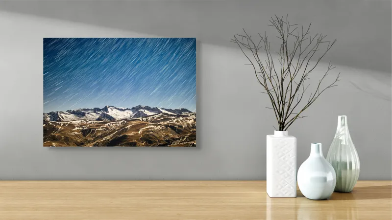 Tablou Canvas, "Cer înstelat deasupra munților înzăpeziți", Stele, Noapte, Munți, Zăpadă, Cer, Peisaj, Lumină, Mișcare, 54 x 39 cm – poza 3