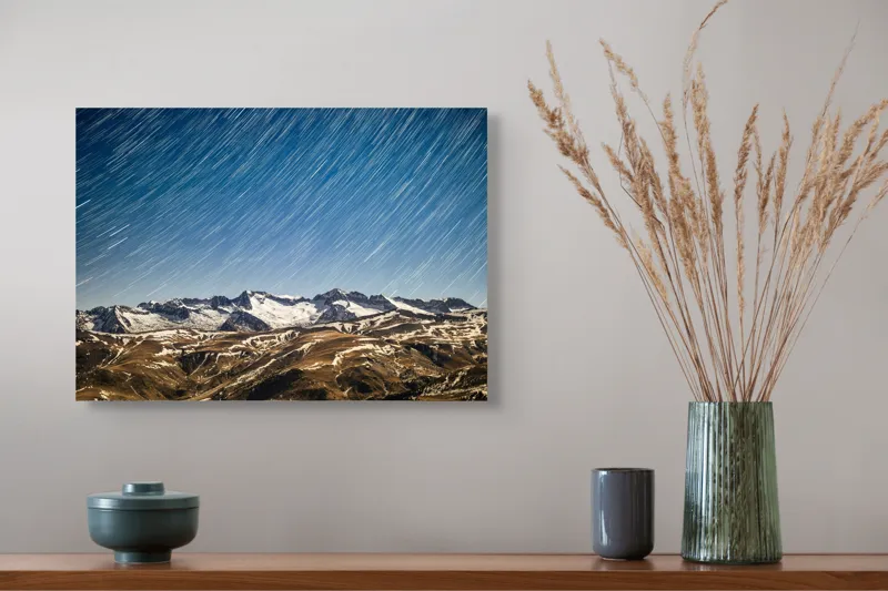 Tablou Canvas, "Cer înstelat deasupra munților înzăpeziți", Stele, Noapte, Munți, Zăpadă, Cer, Peisaj, Lumină, Mișcare, 54 x 39 cm – poza 4