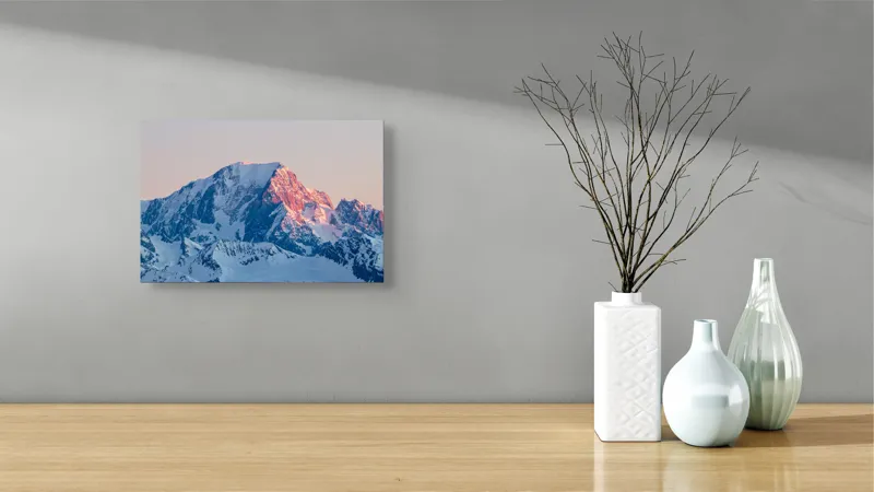 Tablou Canvas, "Apusul peste culmile înzăpezite alepinilor", Măreție, Liniște, Grandeur, Solitudine, Frumusețe, Vârfuri, Albastru, Alb, Apus, Strălucire, 39 x 26 cm – poza 8
