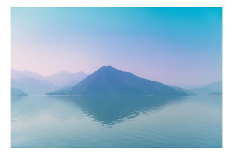 Tablou Canvas, "Reflexia liniștită a muntelui albastru", Calm, Serene, Misty, Peaceful, Reflective, Tranquil, Majestic, Ethereal, 150 x 100 cm