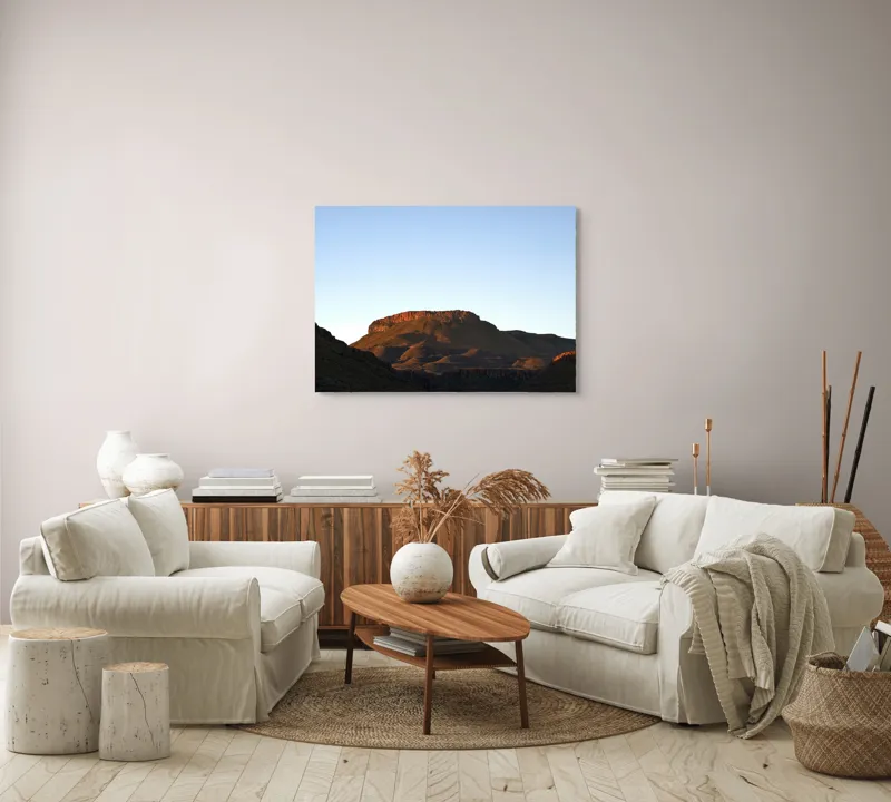 Tablou Canvas, "Piatra singuratică în zori liniștite", Munte, Platou, Cer, Pietre, Copaci, Peisaj, 100 x 70 cm – poza 3