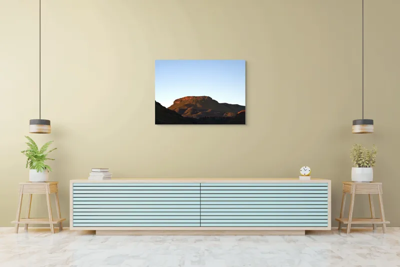 Tablou Canvas, "Piatra singuratică în zori liniștite", Munte, Platou, Cer, Pietre, Copaci, Peisaj, 100 x 70 cm – poza 4