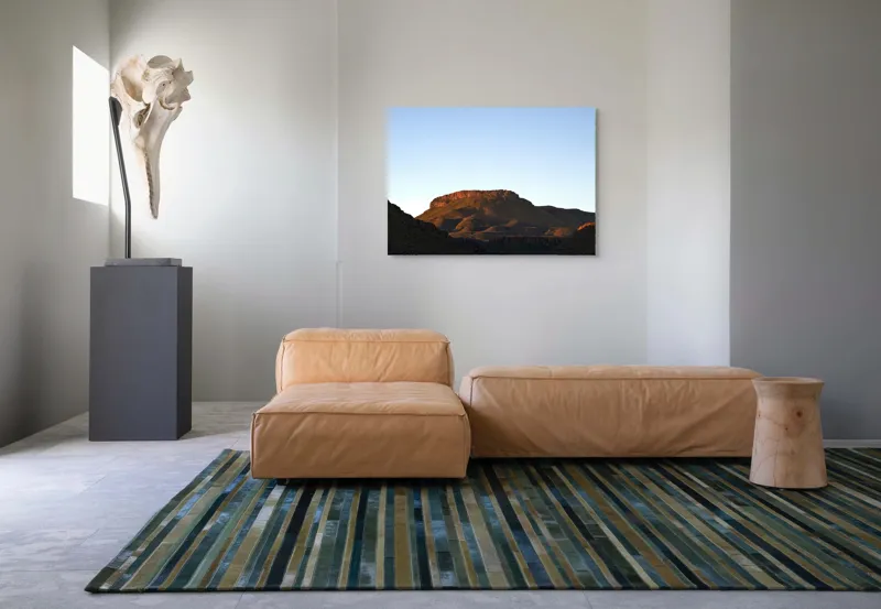 Tablou Canvas, "Piatra singuratică în zori liniștite", Munte, Platou, Cer, Pietre, Copaci, Peisaj, 100 x 70 cm – poza 7