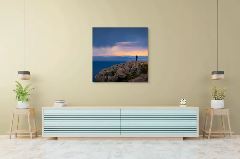 Tablou Canvas, "Singurătate pe marginea prăpastiei", Nor, Apus, Munte, Siluetă, Apă, Cer, Piatra, Orizont, Singurătate, Tranquilitate., 100 x 100 cm – poza 5
