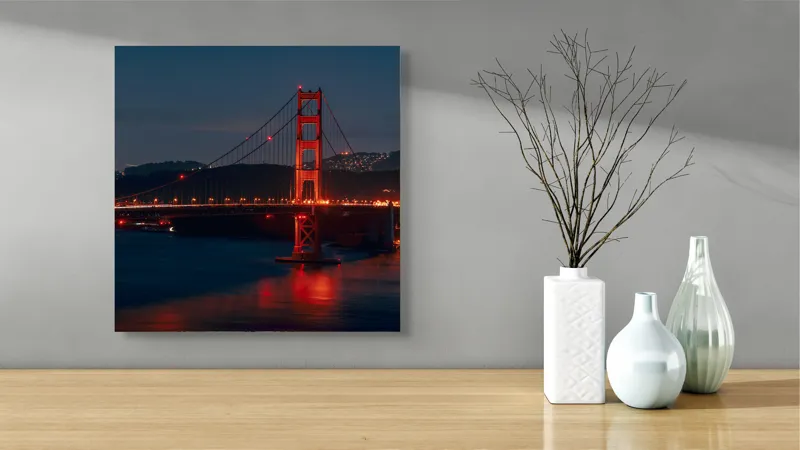 Tablou Canvas, "Podul iluminat în noapte liniștită", Pod, Noapte, Lumină, Apă, Reflecții, Orizont, Oraș, Dealurile, Siluetă, Iluminat., 50 x 50 cm – poza 3