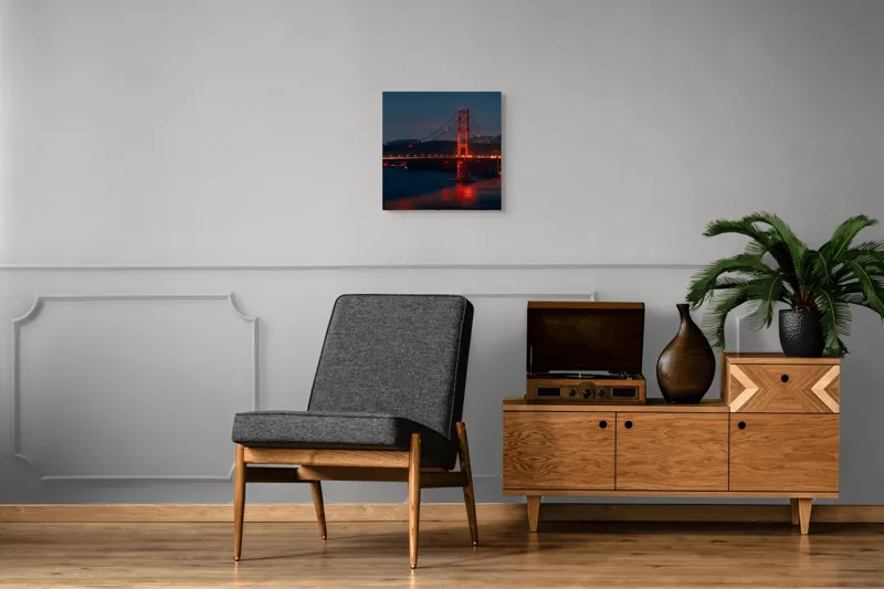 Tablou Canvas, "Podul iluminat în noapte liniștită", Pod, Noapte, Lumină, Apă, Reflecții, Orizont, Oraș, Dealurile, Siluetă, Iluminat., 50 x 50 cm – poza 6