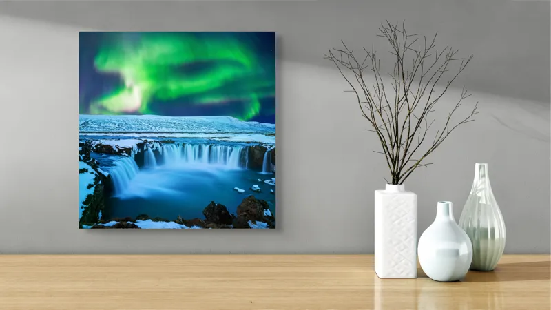 Tablou Canvas Dansul Aurorei Boreale Peste Cascade, 50 x 50 cm – poza 3