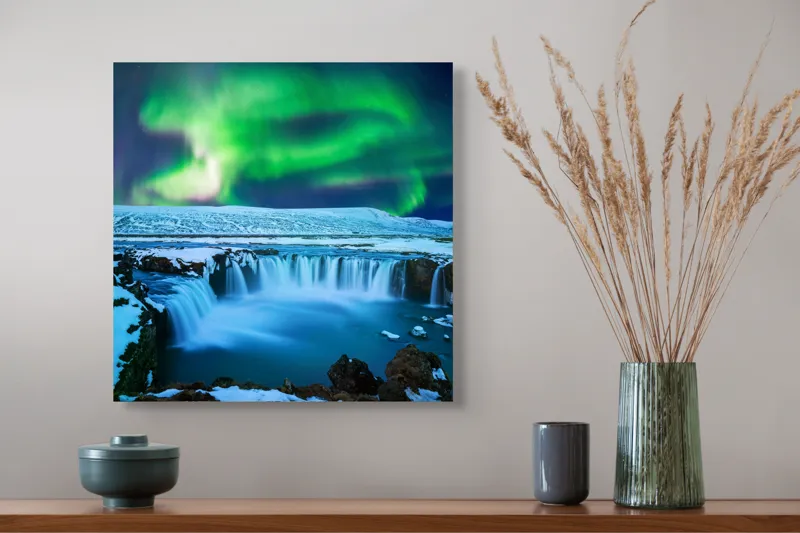 Tablou Canvas Dansul Aurorei Boreale Peste Cascade, 50 x 50 cm – poza 4