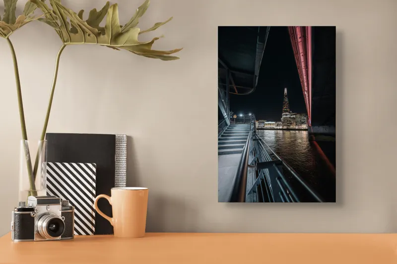 Tablou Canvas, "Răsfrângerea orașului în ape nocturne", 26 x 39 cm – poza 3