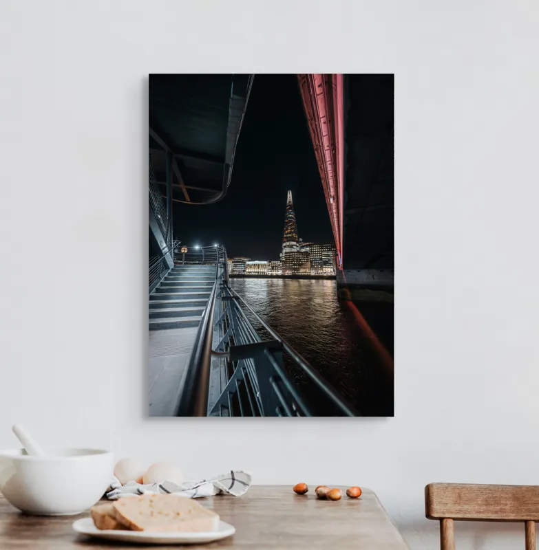 Tablou Canvas, "Răsfrângerea orașului în ape nocturne", 50 x 70 cm – poza 3