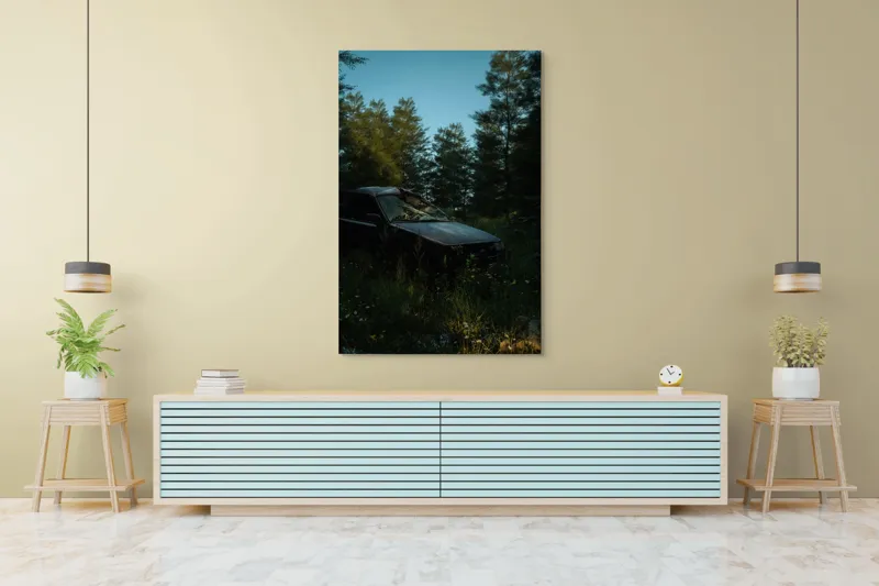 Tablou Canvas, "Mașina uitată în pădurea tăcută", 100 x 150 cm – poza 4