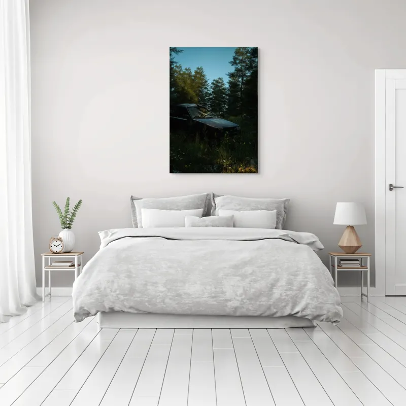 Tablou Canvas, "Mașina uitată în pădurea tăcută", 70 x 100 cm – poza 3