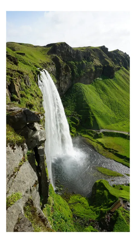 Tablou Canvas, "Cascade spectaculoasă în inima naturii", Cascadă, Verdeață, Rocă, Apă, Munți, Natură, Cer, Splendoare, 70 x 100 cm
