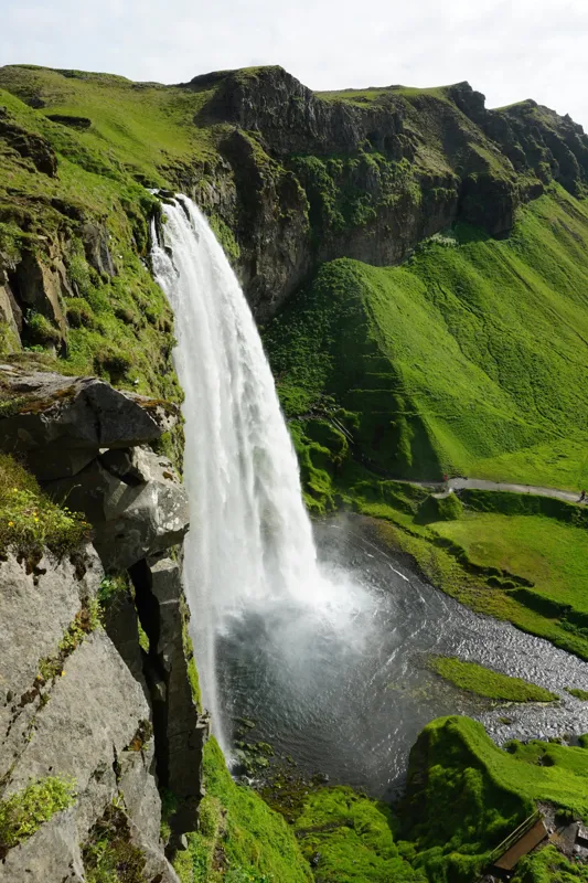 Tablou Canvas, "Cascade spectaculoasă în inima naturii", Cascadă, Verdeață, Rocă, Apă, Munți, Natură, Cer, Splendoare, 100 x 150 cm – poza 2
