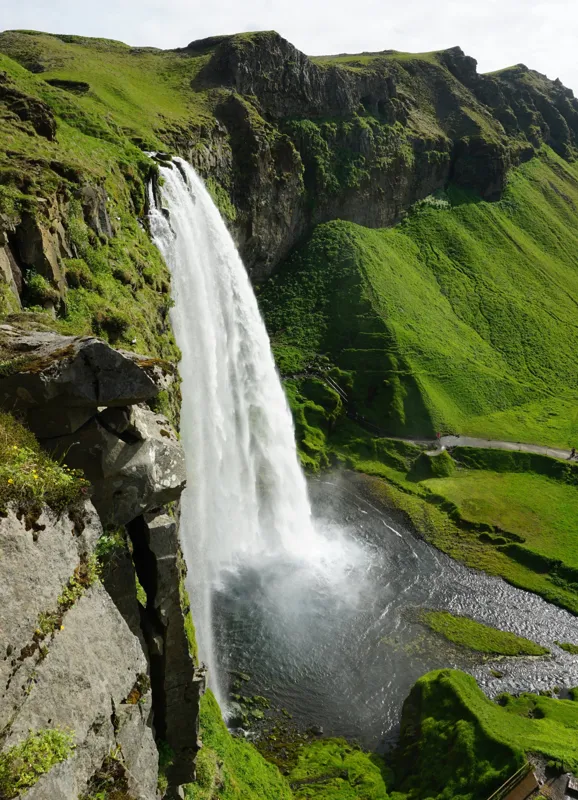 Tablou Canvas, "Cascade spectaculoasă în inima naturii", Cascadă, Verdeață, Rocă, Apă, Munți, Natură, Cer, Splendoare, 39 x 54 cm – poza 2