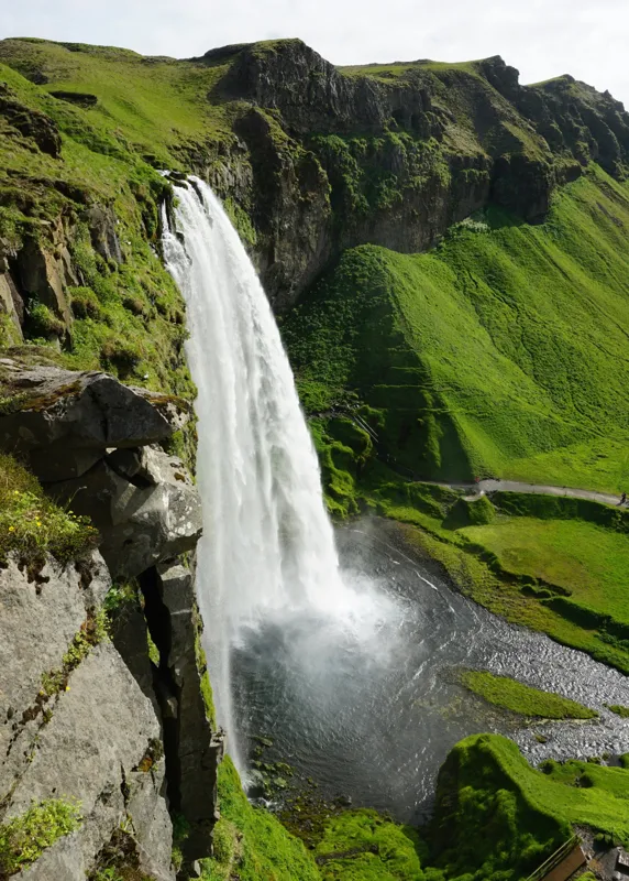 Tablou Canvas, "Cascade spectaculoasă în inima naturii", Cascadă, Verdeață, Rocă, Apă, Munți, Natură, Cer, Splendoare, 50 x 70 cm – poza 2