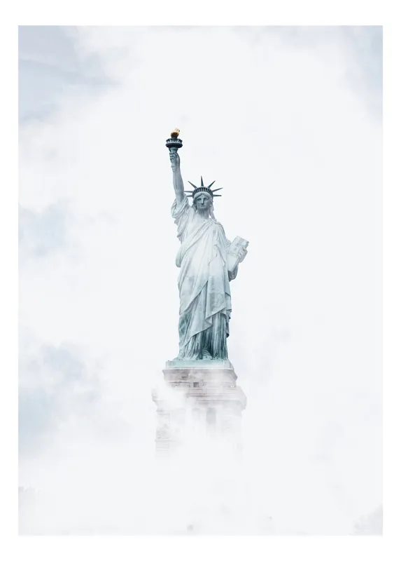 Tablou Canvas, "Statuia Libertății învăluită în ceață", Statuie, Libertate, Cer, Nor, Torța, Monument, Iconic, Majestuos, 70 x 100 cm