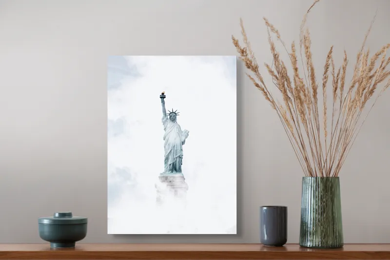 Tablou Canvas, "Statuia Libertății învăluită în ceață", Statuie, Libertate, Cer, Nor, Torța, Monument, Iconic, Majestuos, 39 x 54 cm – poza 3