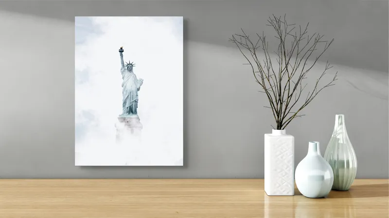 Tablou Canvas, "Statuia Libertății învăluită în ceață", Statuie, Libertate, Cer, Nor, Torța, Monument, Iconic, Majestuos, 39 x 54 cm – poza 4
