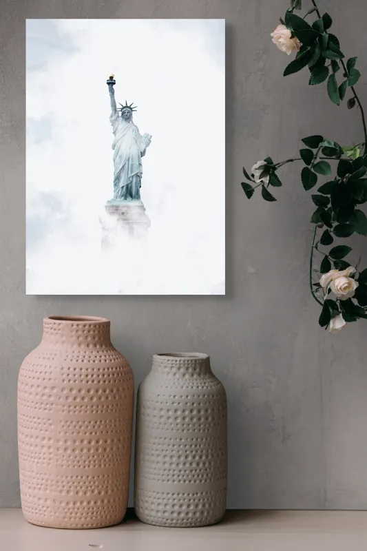 Tablou Canvas, "Statuia Libertății învăluită în ceață", Statuie, Libertate, Cer, Nor, Torța, Monument, Iconic, Majestuos, 39 x 54 cm – poza 6