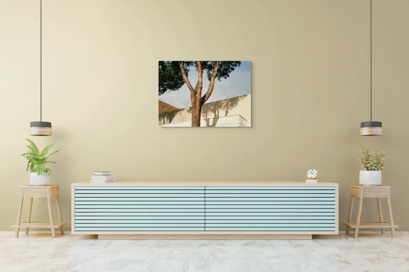 Tablou Canvas, "Umbră de arbore pe clădire modernă", Arbore, Cer, Umbre, Clădire, Pereți, Ramuri, Frunziș, Lumină, 100 x 70 cm – poza 4