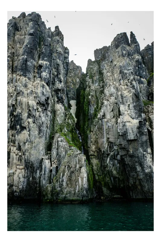 Tablou Canvas Coloși de piatră la malul mării, peisaj natural și misterios, 26 x 39 cm
