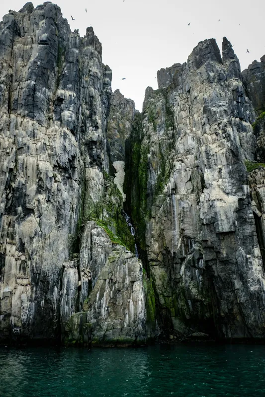 Tablou Canvas Coloși de piatră la malul mării, peisaj natural și misterios, 100 x 150 cm – poza 2