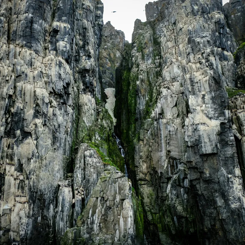Tablou Canvas Coloși de piatră la malul mării, peisaj natural și misterios, 50 x 50 cm – poza 2