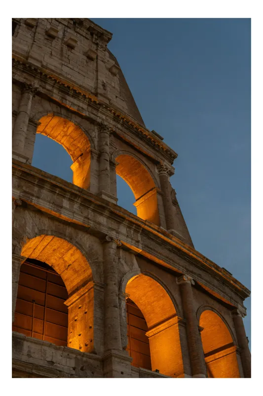 Tablou Canvas, "Colosseumul la asfințit paznic al timpului", Colosseum, Iluminare, Arcuri, Istorie, Arhitectură, Rome, Italia, Monument, Noapte, Renascentist, 50 x 70 cm