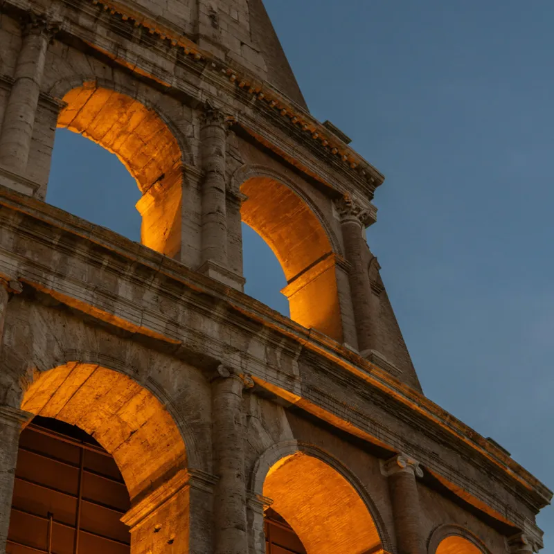 Tablou Canvas, "Colosseumul la asfințit paznic al timpului", Colosseum, Iluminare, Arcuri, Istorie, Arhitectură, Rome, Italia, Monument, Noapte, Renascentist, 100 x 100 cm – poza 2