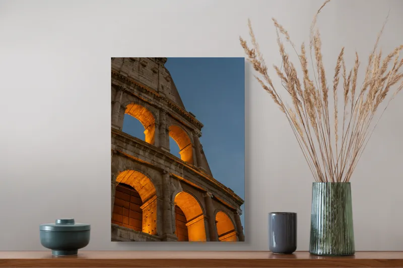 Tablou Canvas, "Colosseumul la asfințit paznic al timpului", Colosseum, Iluminare, Arcuri, Istorie, Arhitectură, Rome, Italia, Monument, Noapte, Renascentist, 39 x 54 cm – poza 3