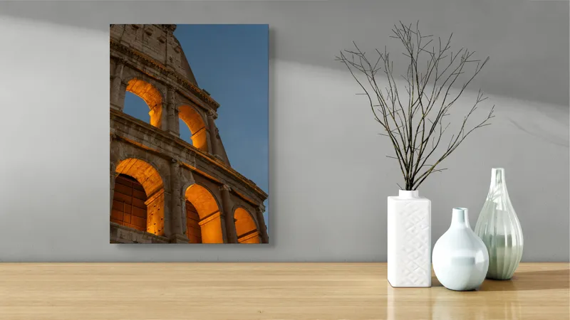 Tablou Canvas, "Colosseumul la asfințit paznic al timpului", Colosseum, Iluminare, Arcuri, Istorie, Arhitectură, Rome, Italia, Monument, Noapte, Renascentist, 39 x 54 cm – poza 4