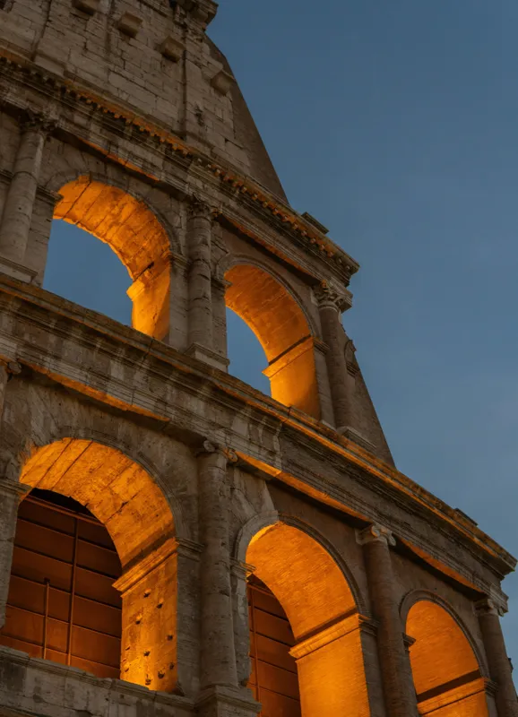 Tablou Canvas, "Colosseumul la asfințit paznic al timpului", Colosseum, Iluminare, Arcuri, Istorie, Arhitectură, Rome, Italia, Monument, Noapte, Renascentist, 39 x 54 cm – poza 2