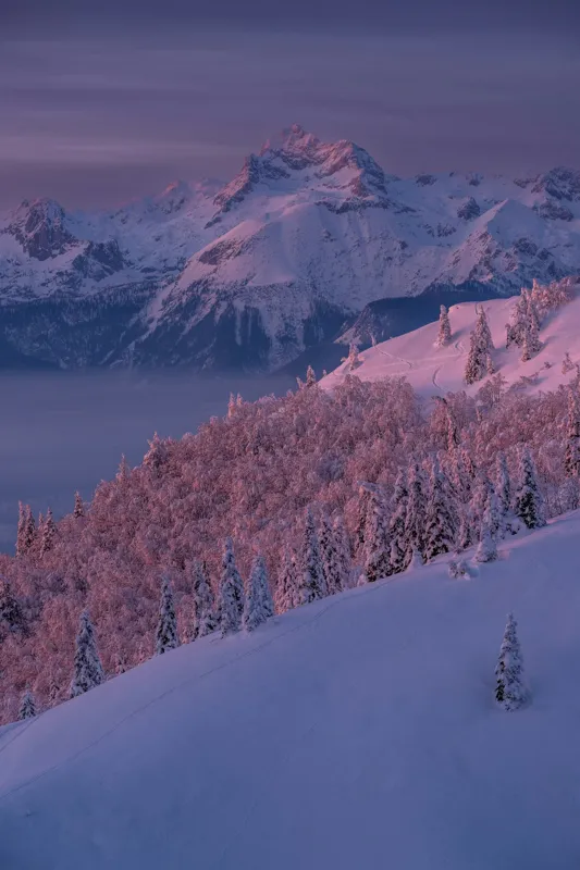 Tablou Canvas, "Peisaj montan în lumina dimineții", Montană, Înzăpezită, Timp, Crepuscular, Seninătate, Răsărit, Orizont, Pădure, Vârfuri, Alpine, 100 x 150 cm – poza 2