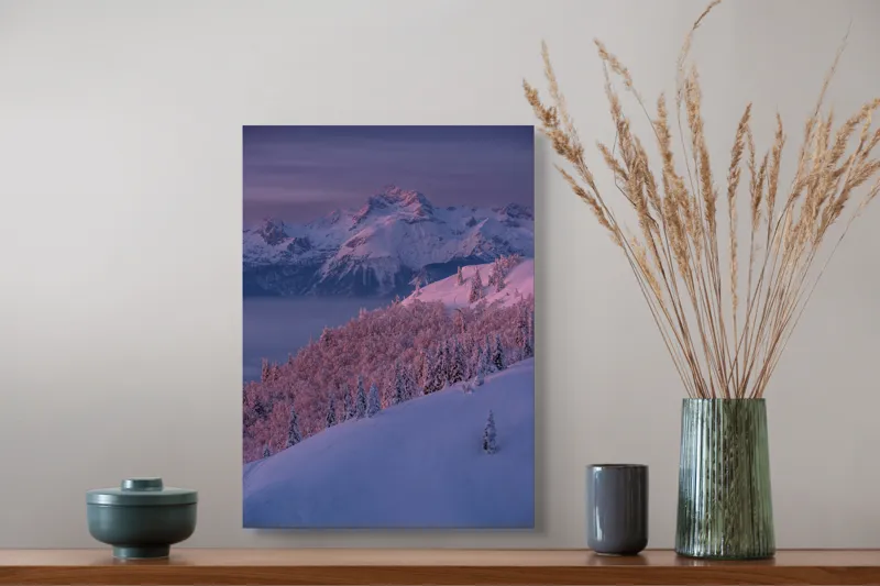 Tablou Canvas, "Peisaj montan în lumina dimineții", Montană, Înzăpezită, Timp, Crepuscular, Seninătate, Răsărit, Orizont, Pădure, Vârfuri, Alpine, 39 x 54 cm – poza 3
