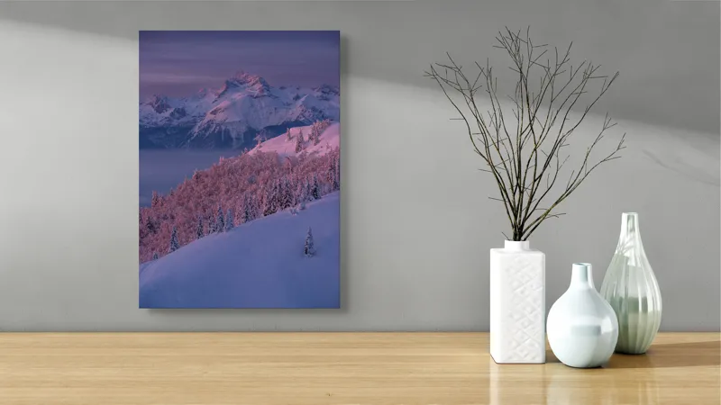 Tablou Canvas, "Peisaj montan în lumina dimineții", Montană, Înzăpezită, Timp, Crepuscular, Seninătate, Răsărit, Orizont, Pădure, Vârfuri, Alpine, 39 x 54 cm – poza 4