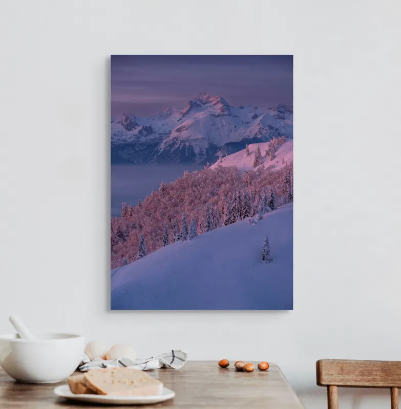 Tablou Canvas, "Peisaj montan în lumina dimineții", Montană, Înzăpezită, Timp, Crepuscular, Seninătate, Răsărit, Orizont, Pădure, Vârfuri, Alpine, 50 x 70 cm – poza 3