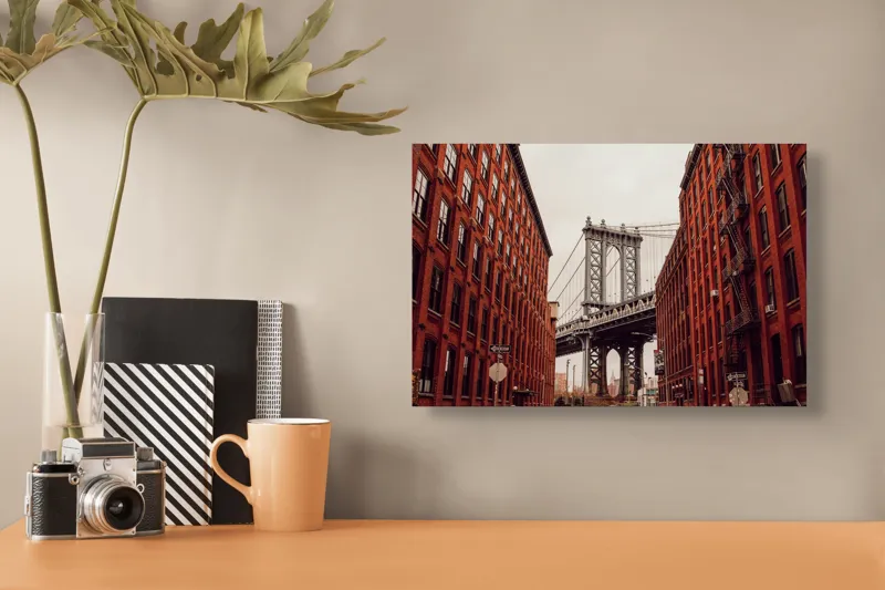 Tablou Canvas, "Podul printre cladiri inalte din caramida", Pod, Clădiri, Roșu, Fier, Urban, Stradă, Fire Escape, Căramidă, Cer, Distanță, 39 x 26 cm – poza 3