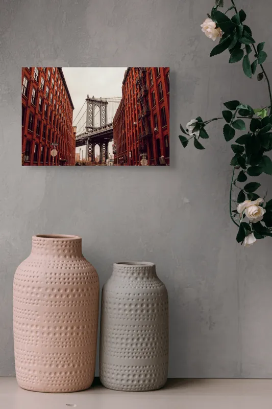 Tablou Canvas, "Podul printre cladiri inalte din caramida", Pod, Clădiri, Roșu, Fier, Urban, Stradă, Fire Escape, Căramidă, Cer, Distanță, 39 x 26 cm – poza 4