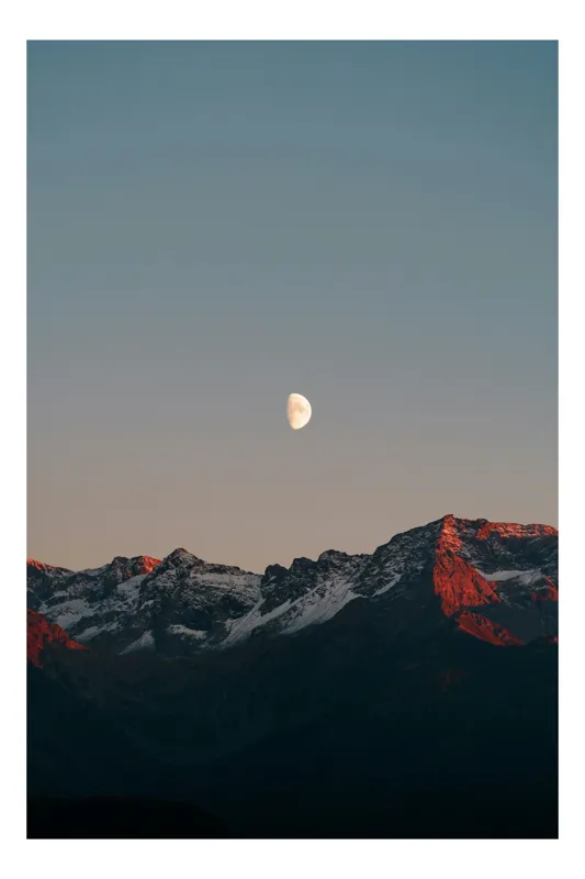 Tablou Canvas, "Luna peste munții înzăpeziți la apus", Lună, Munți, Cer, Amurg, Contrast, Umbre, Lumină, Vârfuri, Răcoare, Natură, 39 x 54 cm