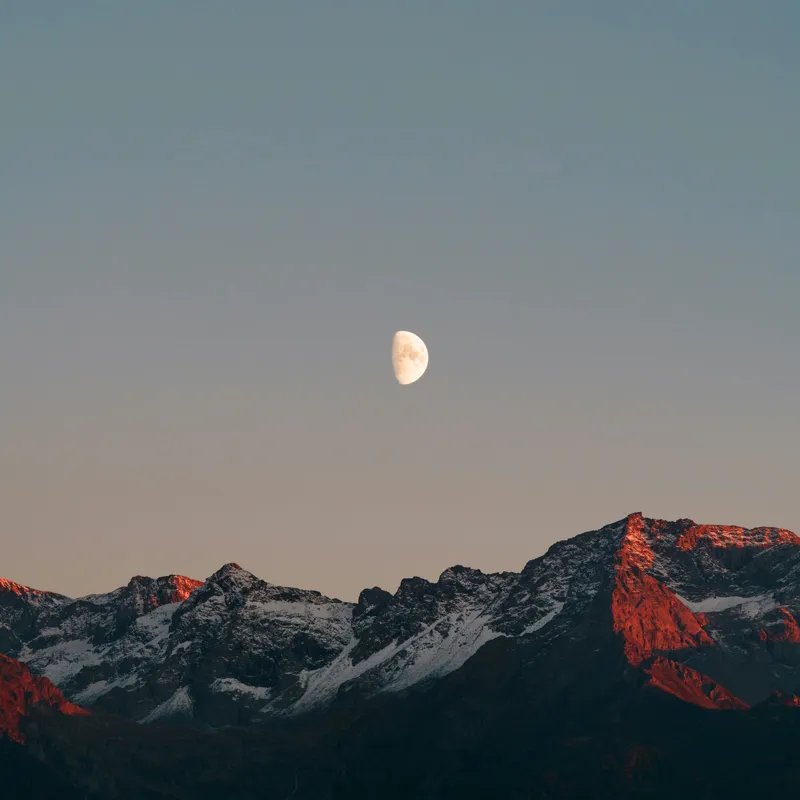 Tablou Canvas, "Luna peste munții înzăpeziți la apus", Lună, Munți, Cer, Amurg, Contrast, Umbre, Lumină, Vârfuri, Răcoare, Natură, 100 x 100 cm – poza 2