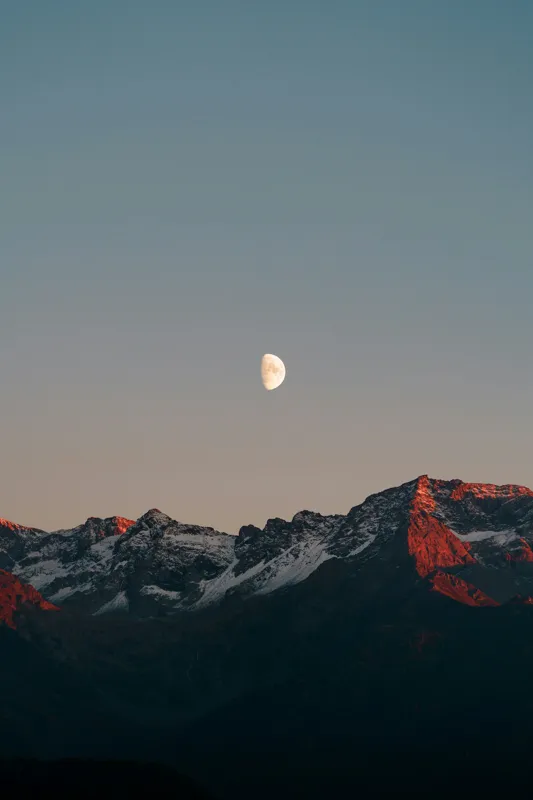 Tablou Canvas, "Luna peste munții înzăpeziți la apus", Lună, Munți, Cer, Amurg, Contrast, Umbre, Lumină, Vârfuri, Răcoare, Natură, 100 x 150 cm – poza 2