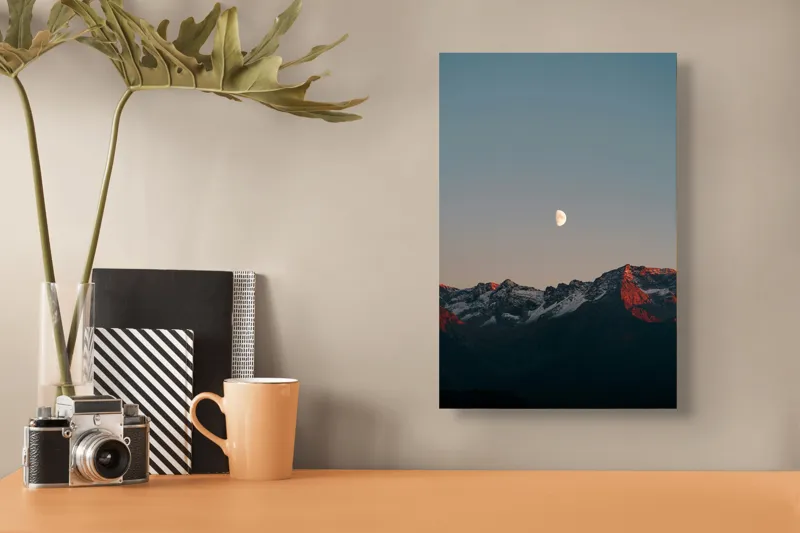 Tablou Canvas, "Luna peste munții înzăpeziți la apus", Lună, Munți, Cer, Amurg, Contrast, Umbre, Lumină, Vârfuri, Răcoare, Natură, 26 x 39 cm – poza 3