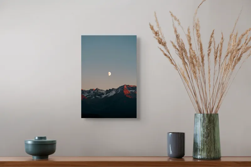 Tablou Canvas, "Luna peste munții înzăpeziți la apus", Lună, Munți, Cer, Amurg, Contrast, Umbre, Lumină, Vârfuri, Răcoare, Natură, 26 x 39 cm – poza 5